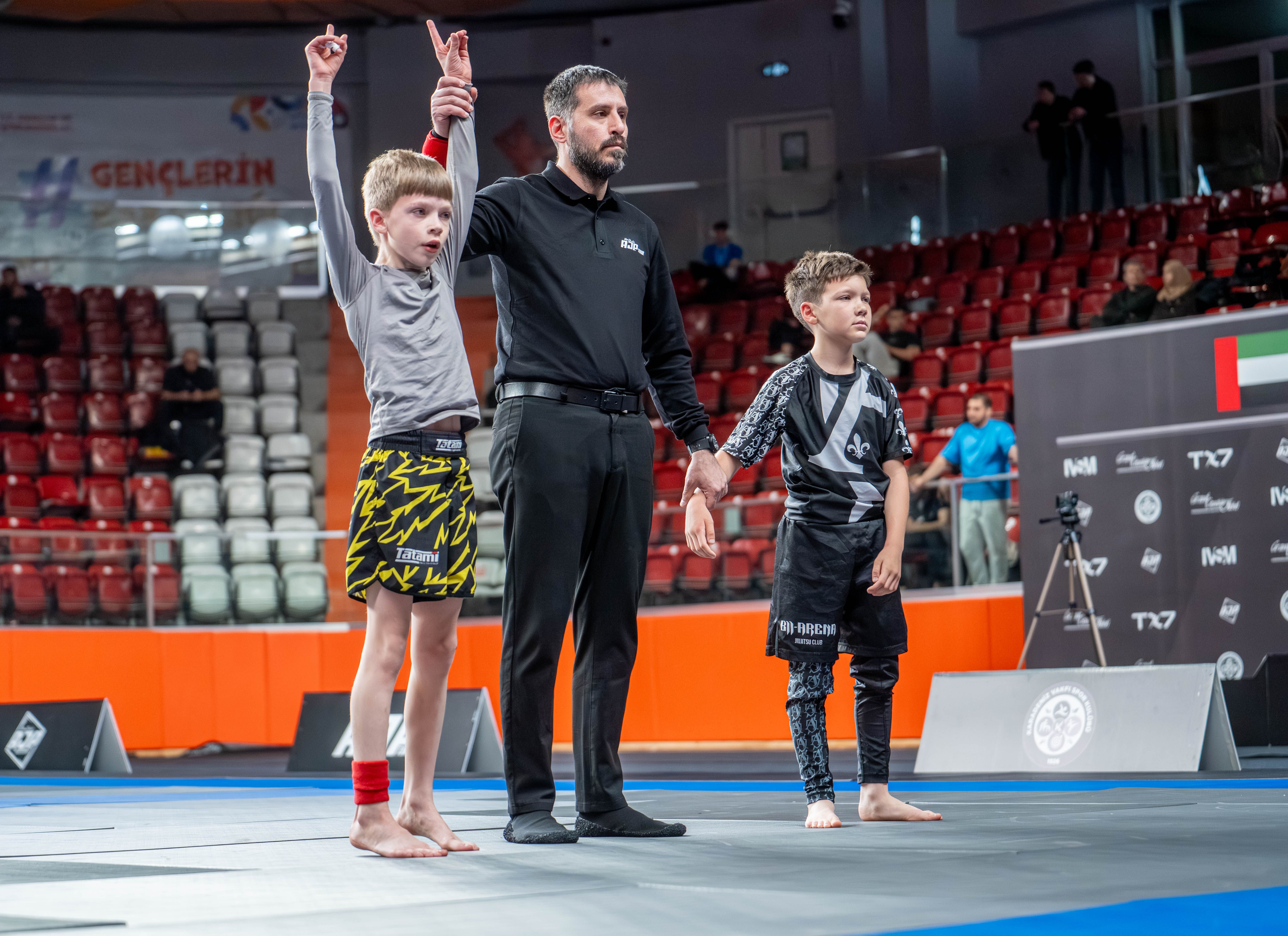 Kinder bei einem BJJ-Wettkampf